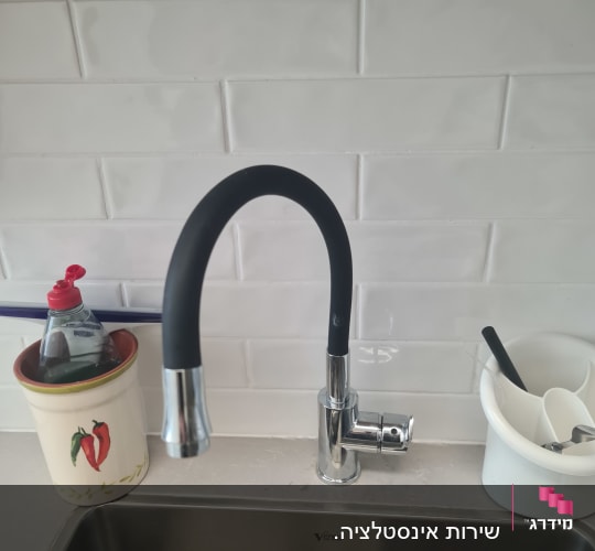 ברז מטבח עם כיור וכלים